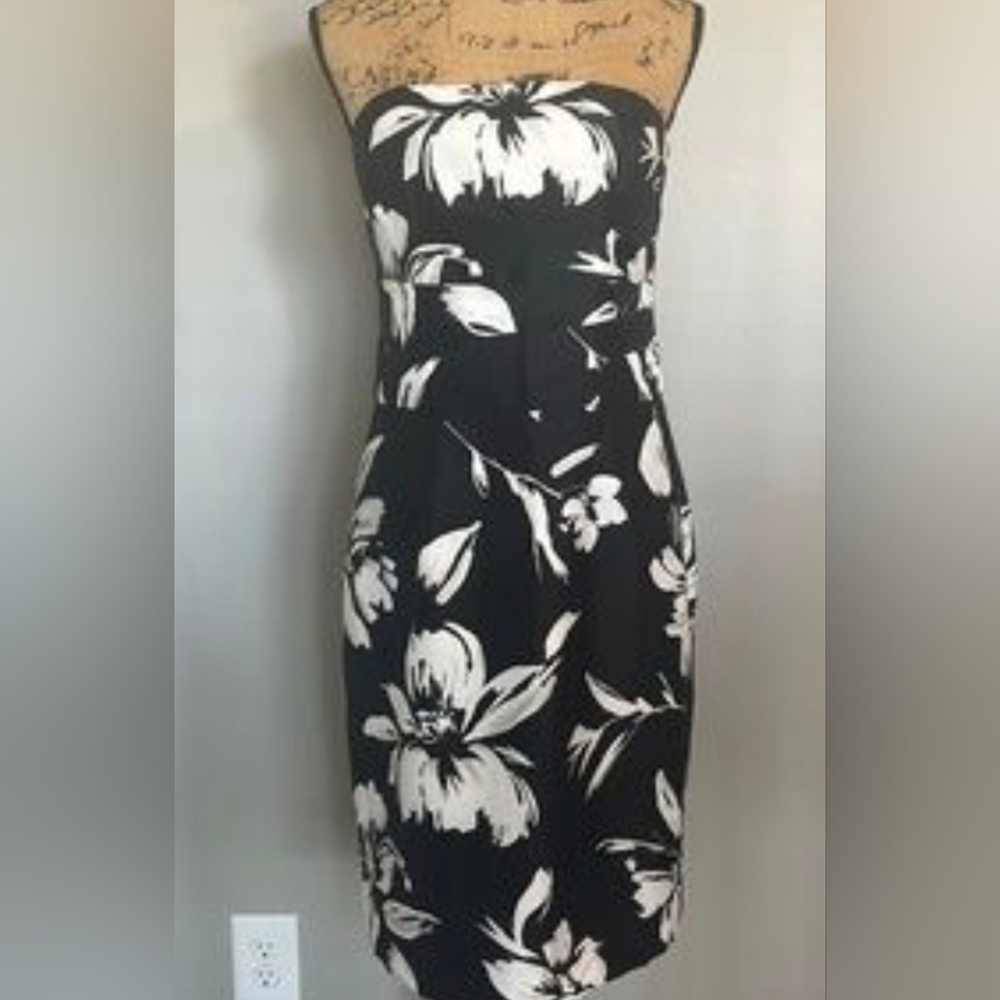 White House Black market size 00 gorgeous black and white floral strapless dress